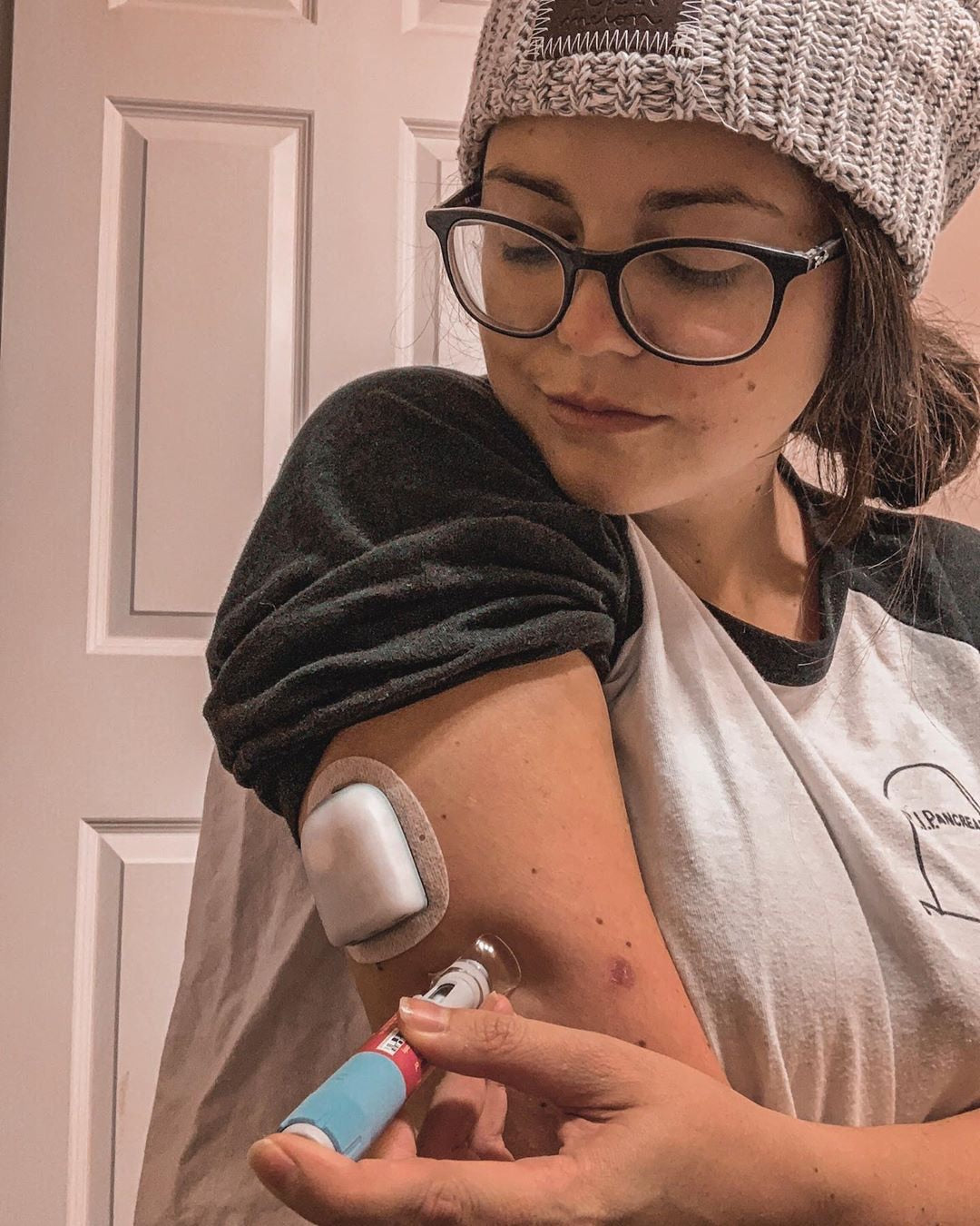 Steady Shot user injecting weight loss medication with ease and precision. The reusable tool simplifies injection site rotation, ensuring comfort and accuracy for effective weight management treatment.