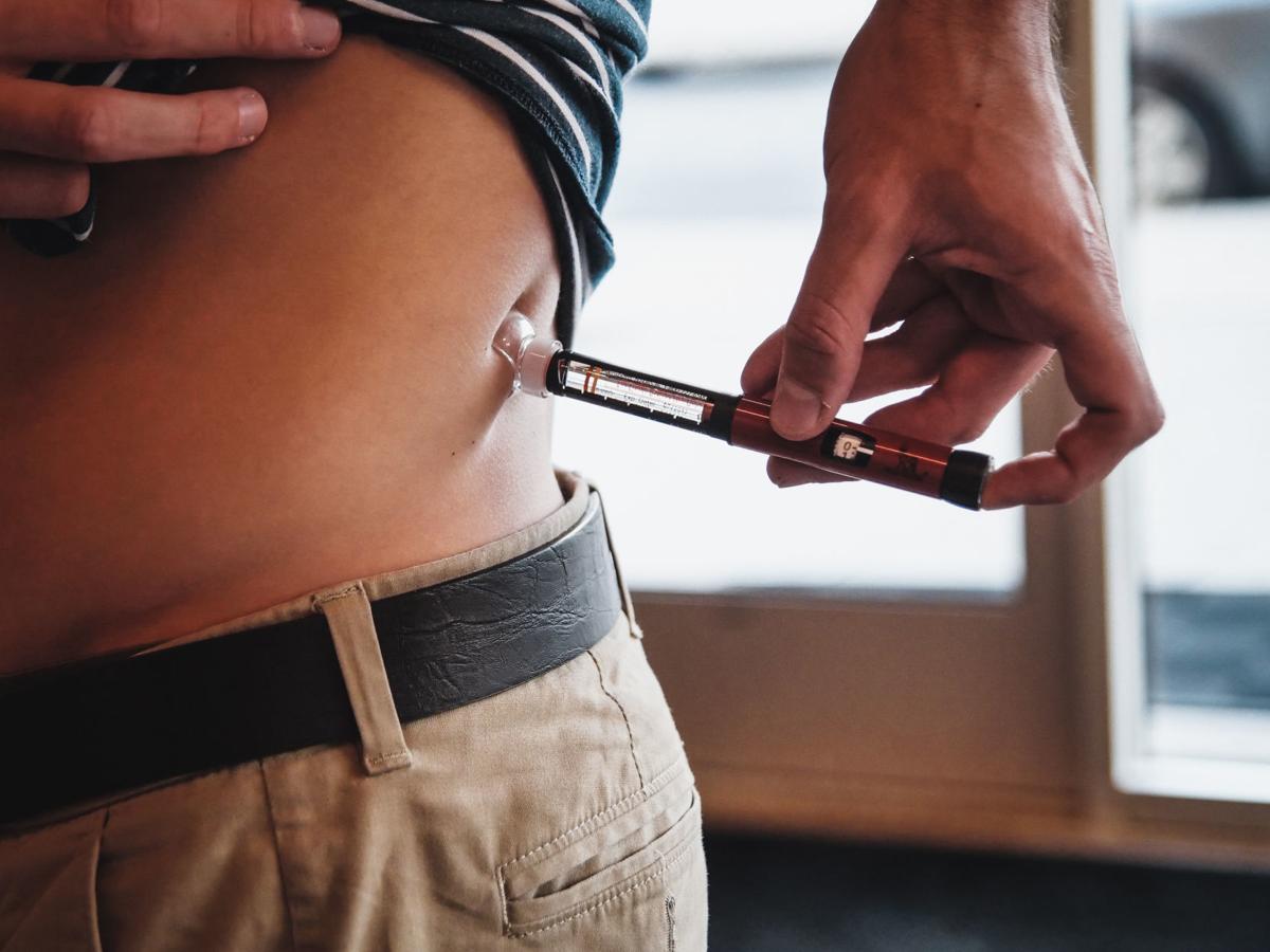 Using Steady Shot with the non-dominant hand to easily reach a new injection site. A diabetes tool that simplifies site rotation and improves comfort, allowing for better insulin injection management.