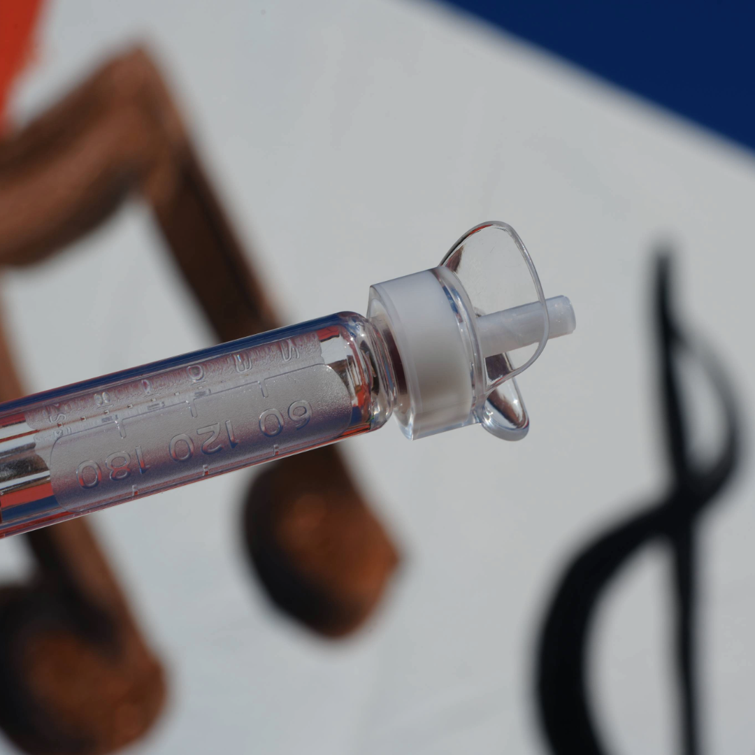 Steady Shot securely attached to a 6mm pen needle, assisting diabetics with smooth and accurate insulin injections. Designed to support proper site rotation, improve injection comfort, and prevent skin complications like lipohypertrophy.